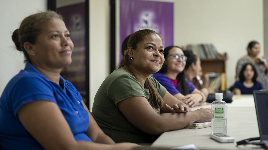 In Workshops klären die Mitarbeitenden von CODEMUH die Frauen über ihre Rechte auf.