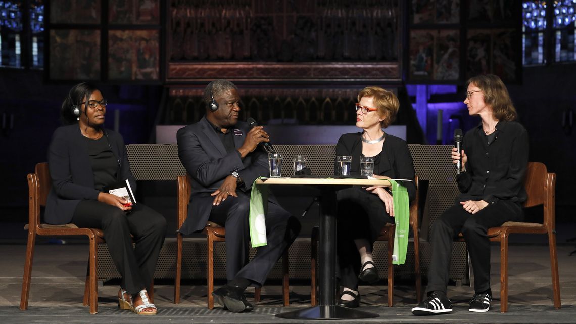 Prof. Dr. Germaine Furaha und Prof. Denis Mukwege sind mit Dr. h. c. Cornelia Füllkrug-Weitzel in der Wunderkirche zum Gespräch zusammengekommen.