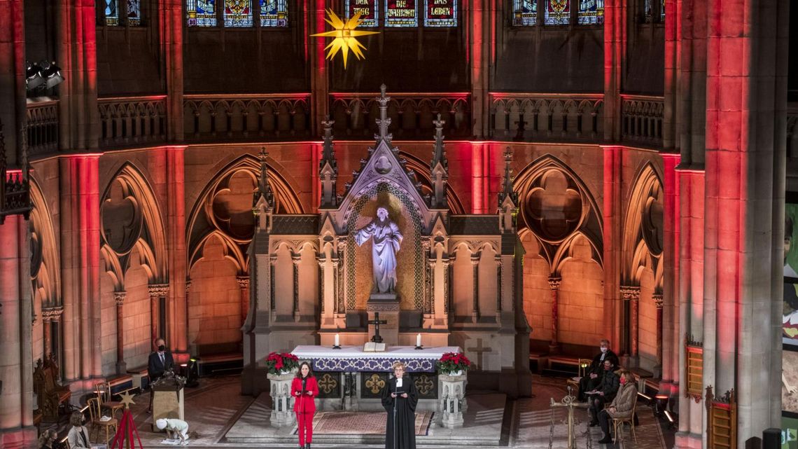 Sabine Junge und Pfarrerin Füllkrug-Weitzel stehen in der Kirche.