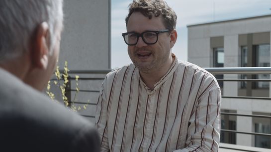 Lars Bedurke leitet die Bildungsabteilung und setzt auf Ideen aus dem Globalen Süden. Lars Bedurke im Gespräch mit Michael Billanitsch
