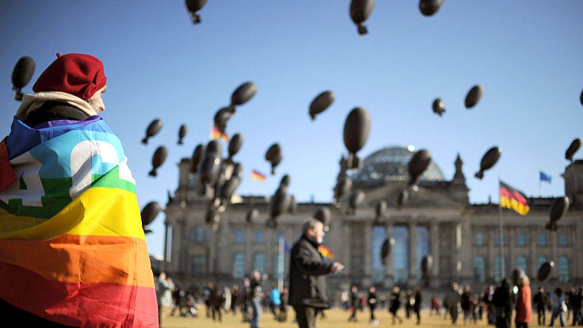 AktivistInnen demonstrieren gegen Rüstungsexporte vor dem Reichstag in Berlin