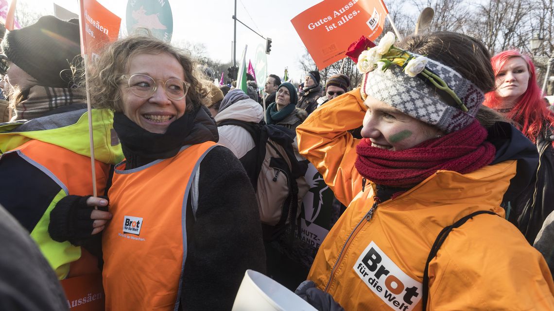 Auch Luise Steinwachs, Leiterin Referat Grunddienste und Ernährungssicherheit, (links) beteiligte sich an der Großdemonstration.