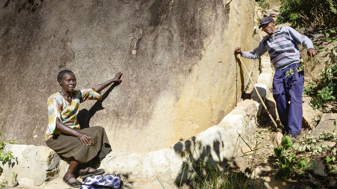 KENIA, ADS Anglican Development Services of Mount Kenya East, Stadt Embu, Dorf Gichunguri, Projekt Regenwasserauffang an einem Felsen und Speicherung in Tanks zur Nutzung in Duerreperioden, Agnes Irima, 44 Jahre, zementierte Auffangrinne fuer Regenwasser