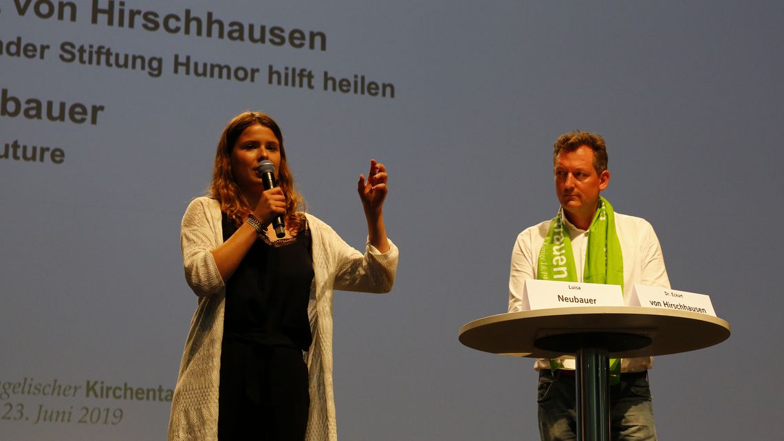 Luisa Neubauer, Aktivistin bei Fridays for Future, und Kabarettist Dr. Eckart zu Hirschhausen stießen die Diskussion zum Thema Klima an. 