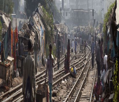Slums an der Bahnstrecke in der Hauptstadt Dhaka