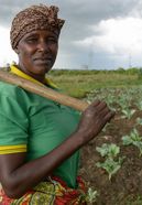 TANSANIA, Tarime Distrikt, MFEC - Mogabiri Farm Extension Centre, Flora Ryoba, 48,  im Dorf Kewamaba, im Gemuesefeld der Frauengruppe