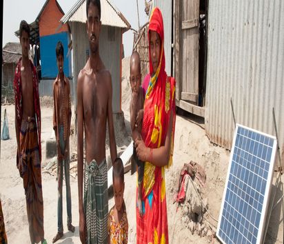Familie vor ihrem Haus mit Solarzelle im Dorf Chakbara (Bangladesch)