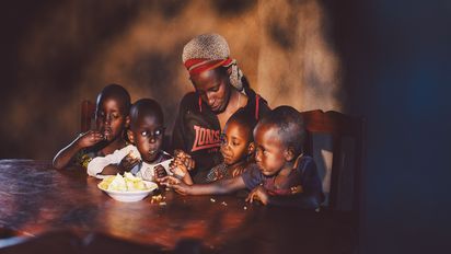 Kleinbaeuerin Claudine Hashazinyange (26) beim Mittagessen mit ihrer Tochter Linka (3), ihrem Sohn Don Kenty (7) und Nachbarskindern.Sie ist eine Teilnehmerin des Programmes von „Ripple Effekt“. Die Brot und die Welt-Partnerorganisation foerdert unter anderem nachhaltige landwirtschaftliche Entwicklung, Ernaehrungssicherung, Armutsbekaempfung und Gleichstellung der Geschlechter.