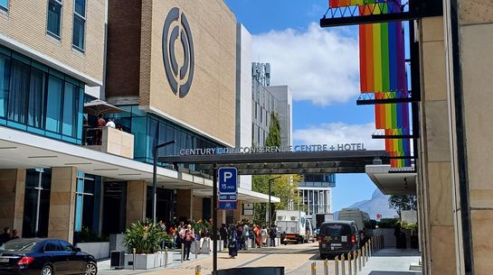 Konferenzzentrum in Kapstadt in Südafrika mit Pride Flaggen