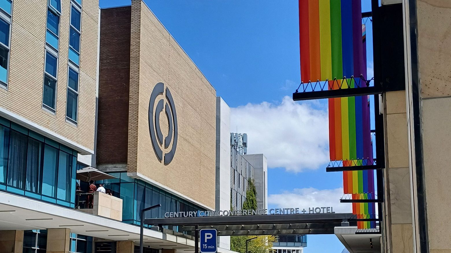 Konferenzzentrum in Kapstadt in Südafrika mit Pride Flaggen