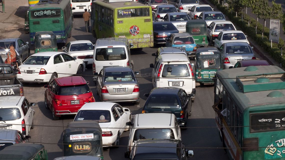 Dichter Verkehr in Dhaka, Bangladesch