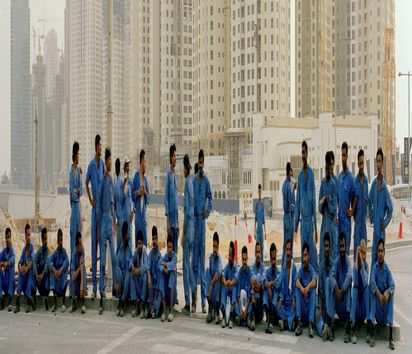 Eine Gruppe von Bauarbeitern vor einer Reihe von Hochhäusern in Dubai
