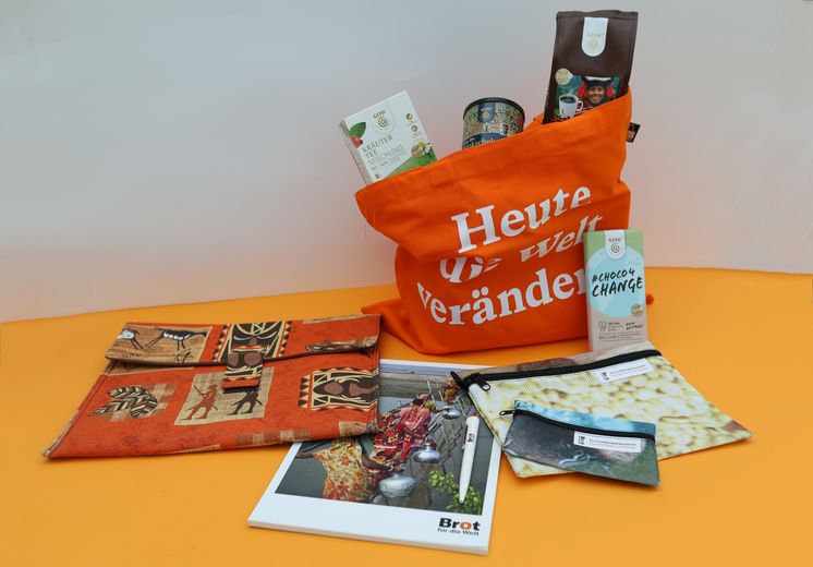 Gewinn des Gewinnspiels: Beutel mit GEPA Produkten, kleine Taschen und ein BfdW Block