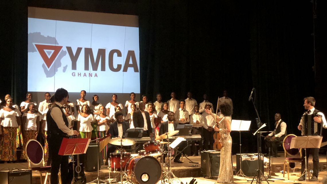 YMCA Benefizkonzert mit Jam Session aus Europa und dem Tema Philharmonic Choir aus Ghana, die gemeinsam auftreten. 