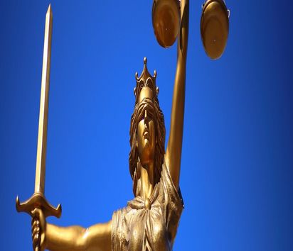 goldene Justitia Statue