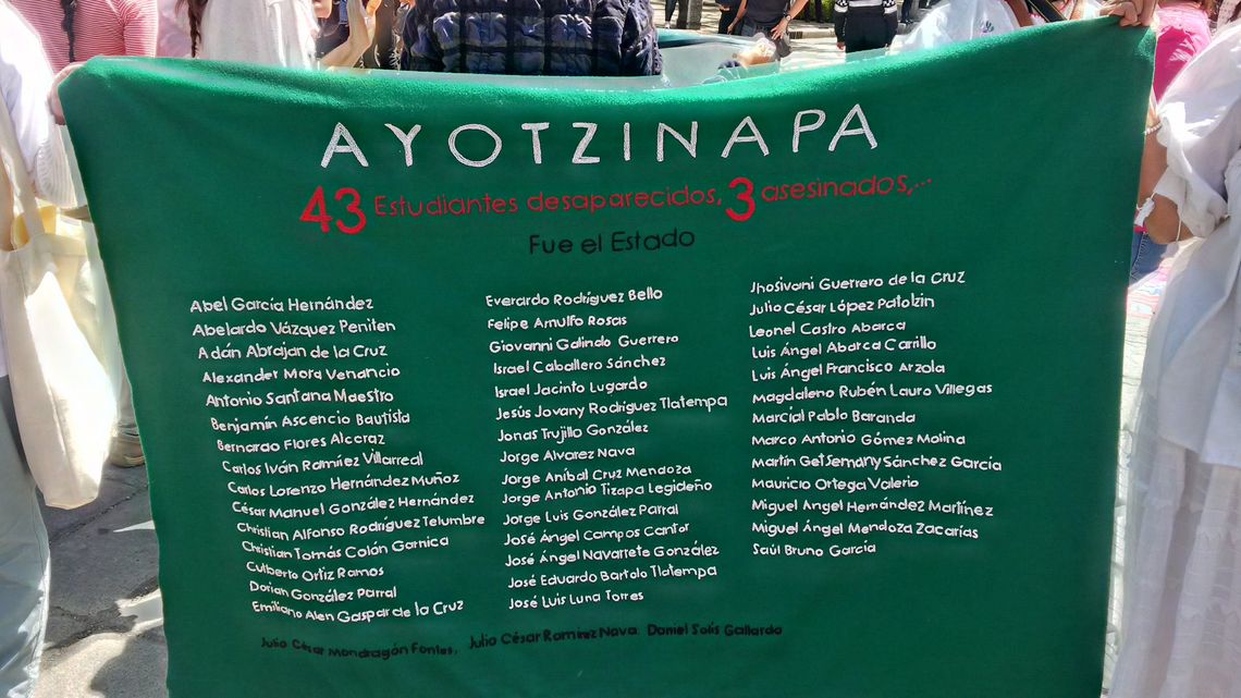 Plakat  mit den Namen der Verschwundenen von Ayozinapa