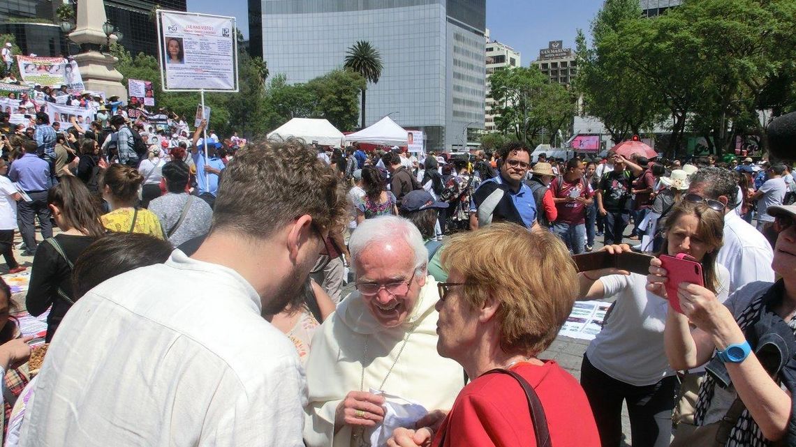 Auf der Abschlusskundgebung des Marsches mit dem einem der beiden einzigen kirchlichen‎ Würdenträgern im Land, die sich zu den Muetter der Verschwundenen stellen.