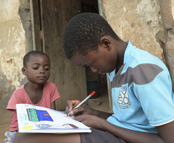 Mantchewe Dorf, zu Hause bei Chimwemwe Gama, 13 Jahre, er geht in die 5. Klasse der Mantchewe Schule und ist Mitglied des Permakultur Klub, malt zu Hause ein Bild.Projektpartner: Schools and Colleges Permaculture Programmes - SCOPE