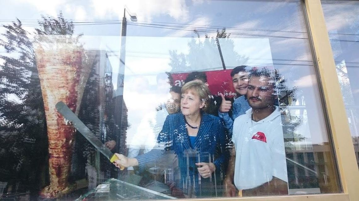 Angela Merkel am Dönerstand während des Staatsbesuchs