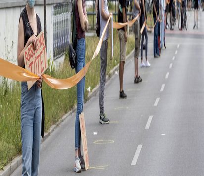 Menschenkette bei der Demonstration vom Bündnis 'Unteilbar' 