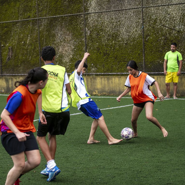 Der Sport ist dabei oftmals mehr als ein Zeitvertreib: In Santo André zum Beispiel spielen die Kinder und Jugendlichen nach den Regeln des „Futebol de Rua“, des südamerikanischen Straßenfußballs. Er wurde Anfang der 1990er Jahre erfunden, um die grassierende Jugendgewalt in den Armenvierteln der großen Städte einzudämmen. Projektpartner: Açao Educativa - AE