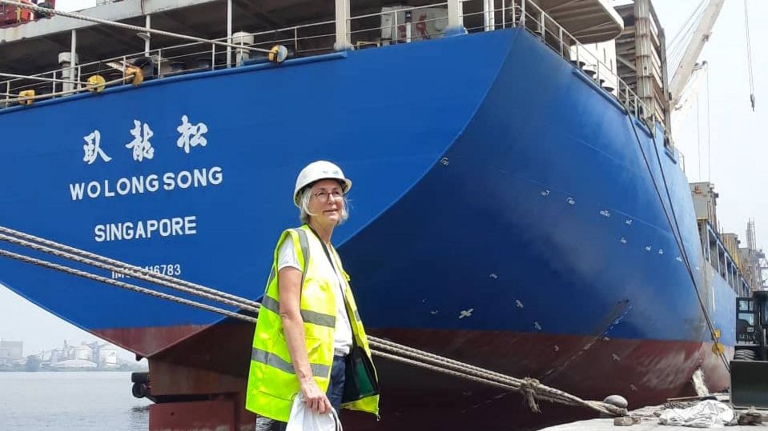 Karin Streicher beim Besuch der Schiffsmannschaft im Hafen von Douala/Kamerun