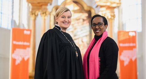 Dr. Dagmar Pruin (l.) und Gloria Nimpundu stehen am Sonntag (01.12.24) beim Eröffnungsgottesdienst der 66. Aktion Brot für die Welt im Altarraum der St. Stephanskirche in Bamberg. "Wandel säen" ist das Motto der 66. Aktion "Brot für die Welt". Im Gottesdienst am 1. Advent in der Stephanskirche in Bamberg eröffnet die Präsidentin der Hilfsorganisation, Dagmar Pruin, zusammen mit der Direktorin des Projektpartners "Ripple Effect" aus Burundi, Gloria Nimpundu, die Spendenaktion.