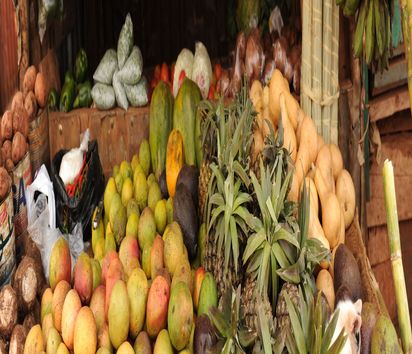 Obst und Gemüse an einem Stand auf dem Markt