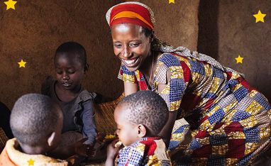 Weihnachtsmotiv des Projekts der 66. Aktion - Claudine Hashazinyange aus Burundi mit ihren Kindern.