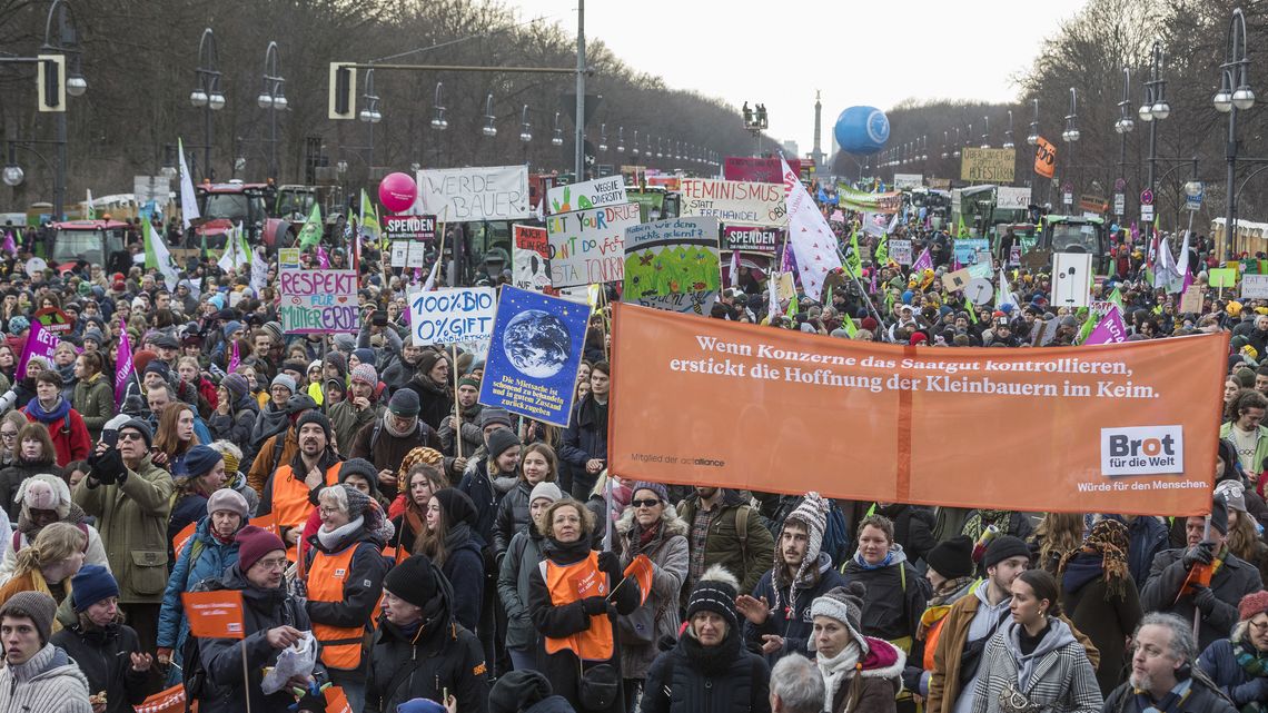 Brot für die Welt unterstützte die Demonstration mit einem öffentlichkeitswirksamen Plakat.