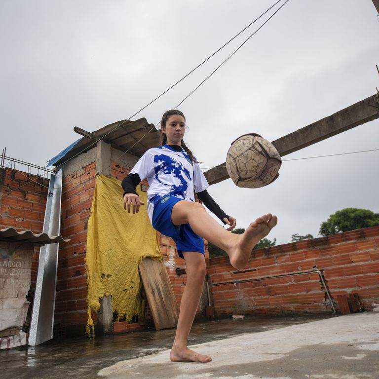 Maria Eduarda de Almeida Barbosa (genannt "Duda", 12 Jahre), Fußballerin im Projekt Piratinha, übt auf dem Flachdach ihres Hauses mit dem Ball.Projektpartner: Açao Educativa - AE