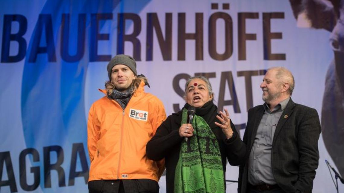 Vandana Shiva, indische Partnerin, ist auch auf der Bühne bei der Auftaktveranstaltung.