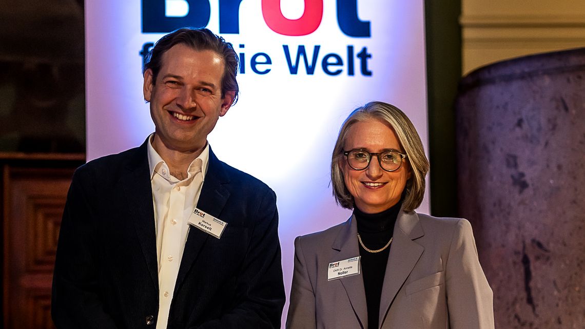 Intendant Korselt und OKR Noller stehen gemeinsam vor dem Brot für die Welt Banner