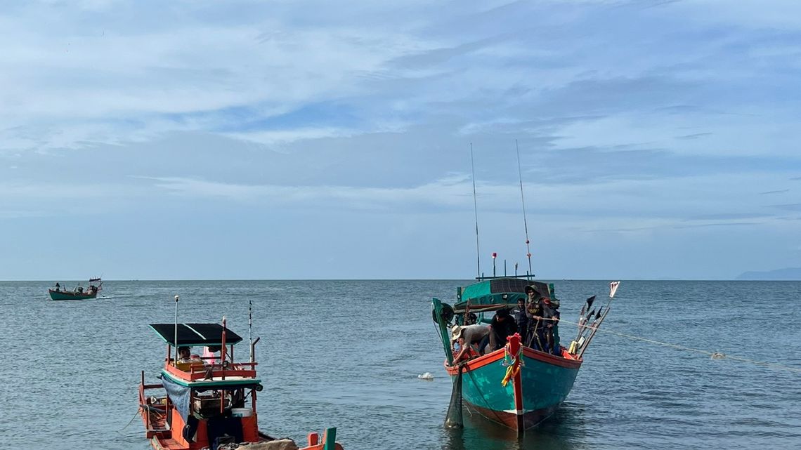 Fischerboote am Krabbenmarkt von Kep. Bild: Max Bieder