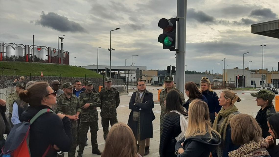 Diskussion mit Beamten an der geschlossenen Grenzstation in Kuźnica.