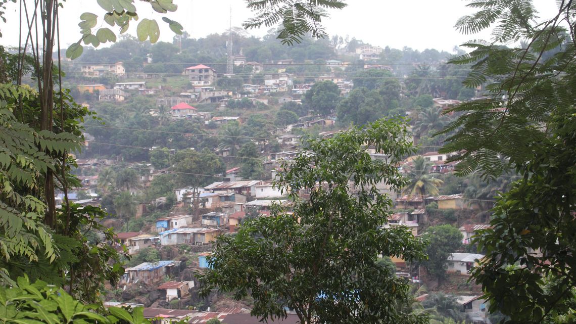 Gefährdete Siedlung an Hanglage in Freetown, Sierra Leone