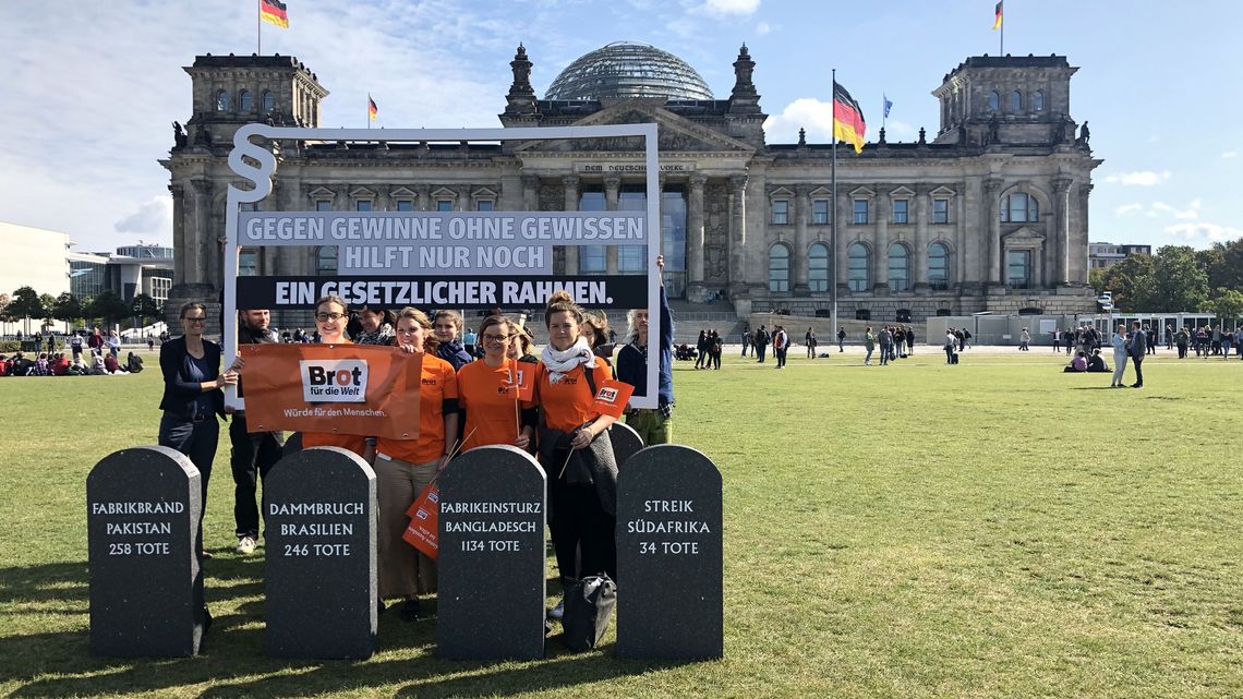 Demonstranten mit einer Installation vor dem deutschen Bundestag