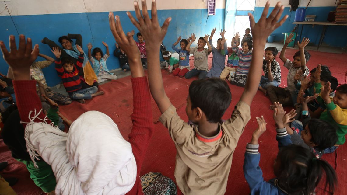 In der tagsueber geraeumten Maennerbaracke duerfen die Kinder des Shelter malen, spielen und schreiben.  Das Projekt wird von Ankur unterstuetzt. 