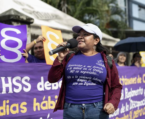 San Pedro Sula, Honduras. Liliam Castillo 43, demonstriert mit ihren Mitstreiterinnen von Codemuh vor der honduranischen Sozialversicherung. Castillo war einst die Star-Näherin in der kanadischen Fertigungsfabrik Gildan Activewear, heute hat sie chronische Gesundheitsprobleme und engagiert sich bei Codemuh.Das von Brot für die Welt unterstützte Kollektiv der honduranischen Frauen (Codemuh) kämpft seit 35 Jahren gegen Ausbeutung und Machismo und hat sich auf die Arbeiterinnen der Maquilaindustrie spezialisiert.