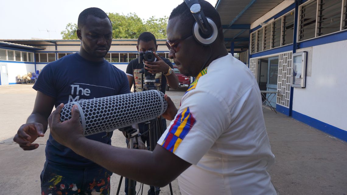 Die Teilnehmenden des ersten Workshops im März machen kleinere Übungseinheiten zum Filmdreh auf dem Schulhof des Technical Training Centres des YMCA in Accra.