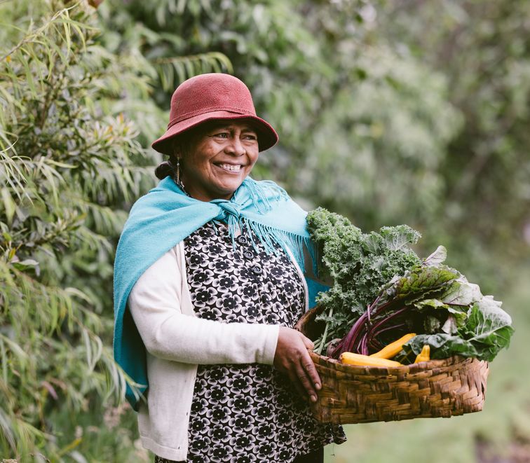 Erlinda Pillajo (49) auf einem Feld auf ihrer Farm, der Finca El Laurel (Loorbeerbaum)Projektpartner: SEDAL - Fundacion Servicios para el Desarrollo Alternativo