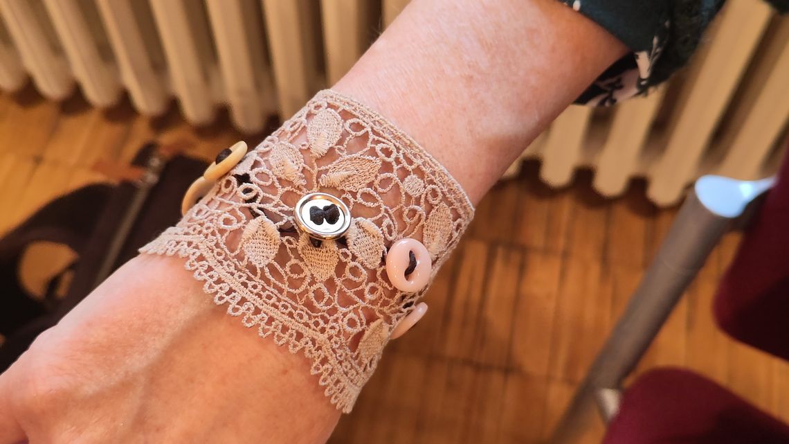 Ein Armband aus Spitze und Knöpfen