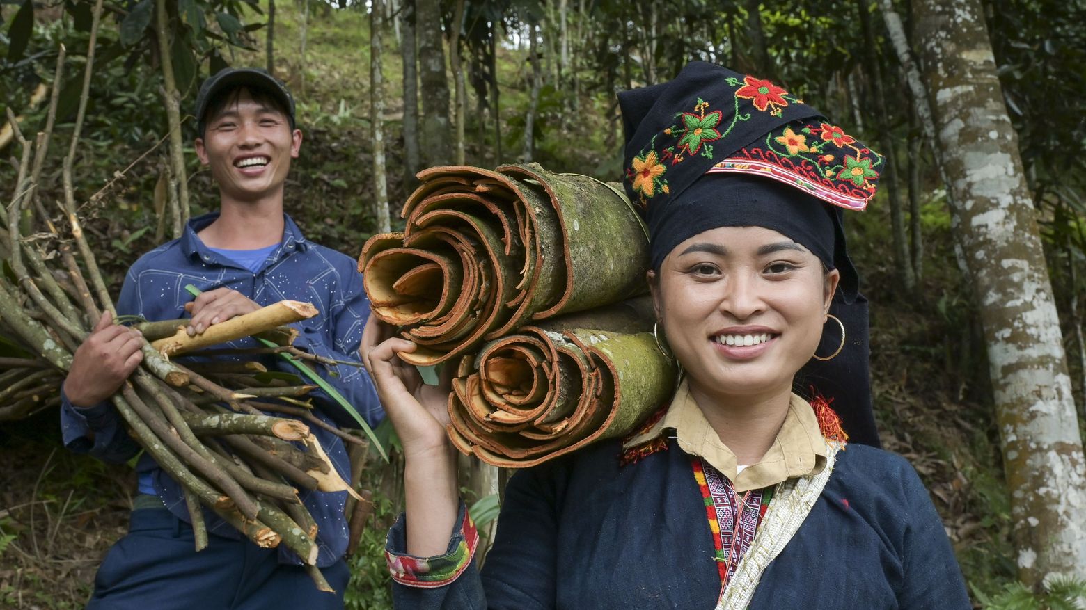 Ton Hoang Thi, 30 Jahre, Kleinbäuerin, seit 2018 im Projekt, und ihr Mann Phuc Ban Hui, 30 Jahre, bei der Zimternte.