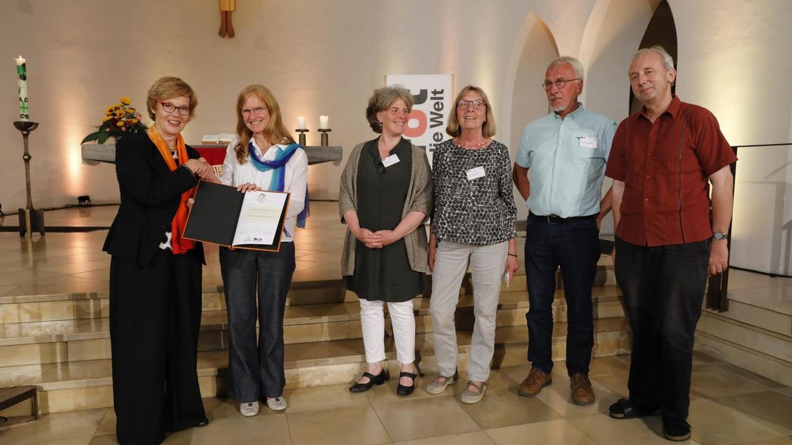 Cornelia Füllkrug-Weitzel gratuliert den Mitarbeitenden des Bildungszentrums WeltGarten in Witzenhausen. 