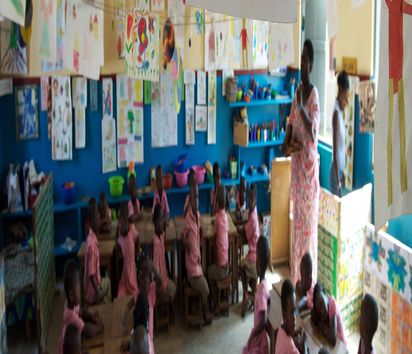 Gruppenraum mit Kindern im evangelischen Kindergarten Temple in Kpalimé