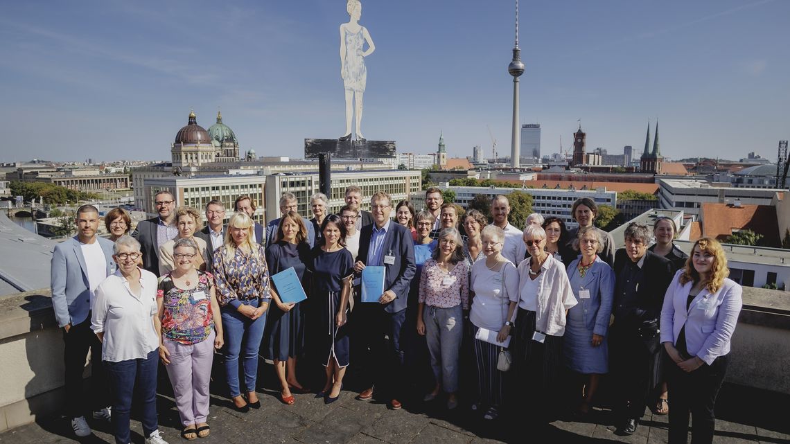 Gruppenfoto bei der Übergabe der Aide Mémoires