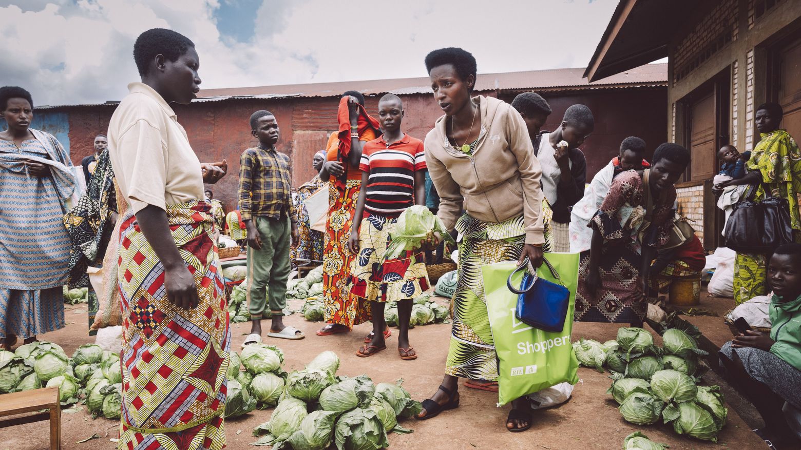 Kleinbäuerin Claudine Hashazinyange (26) kauft auf dem Markt von Mwaro ein.