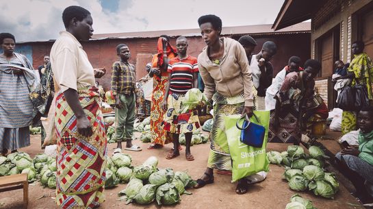 Kleinbäuerin Claudine Hashazinyange (26) kauft auf dem Markt von Mwaro ein.