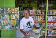 Francisco Viera dos Santos (57) fotografiert am Samstag (17.11.18) vor seinem Zeitungskiosk, dem einzigen in Sao Jose do Egito (Brasilien).