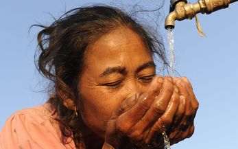 Dorfbewohnerin an ihrem Wasserhahn bzw. Wasserstelle.In der Provinz Oudomxay im Norden von Laos haben viele Familien nur eingeschränkten Zugang zu sauberem Wasser. Meist nutzen sie verunreinigtes Brunnen- bzw. Flusswasser; Durchfälle und andere Krankheiten sind die Folge. CDEA hilft in drei Dörfern bei der Installation von Wasserversorgungssystemen und schult die Bewohner in ihrer Handhabung und Wartung. Asien; Südostasien; Laos; Demokratische Volksrepublik LaosCDEA; Community Development and Environment